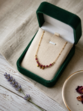 Collier avec petites pierres bordeaux