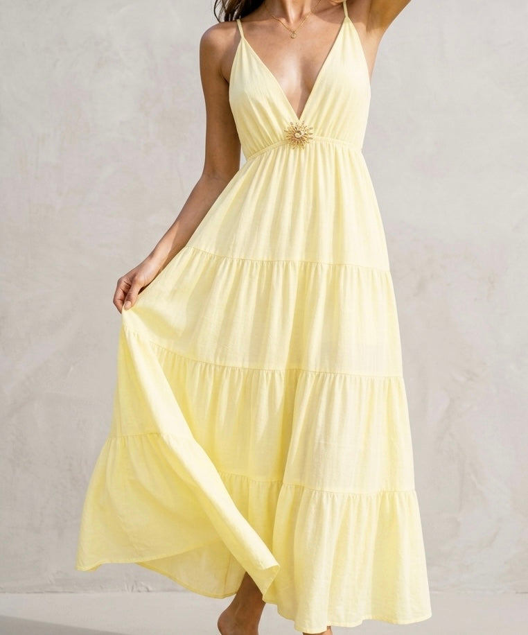 Robe longue jaune citron avec broche soleil